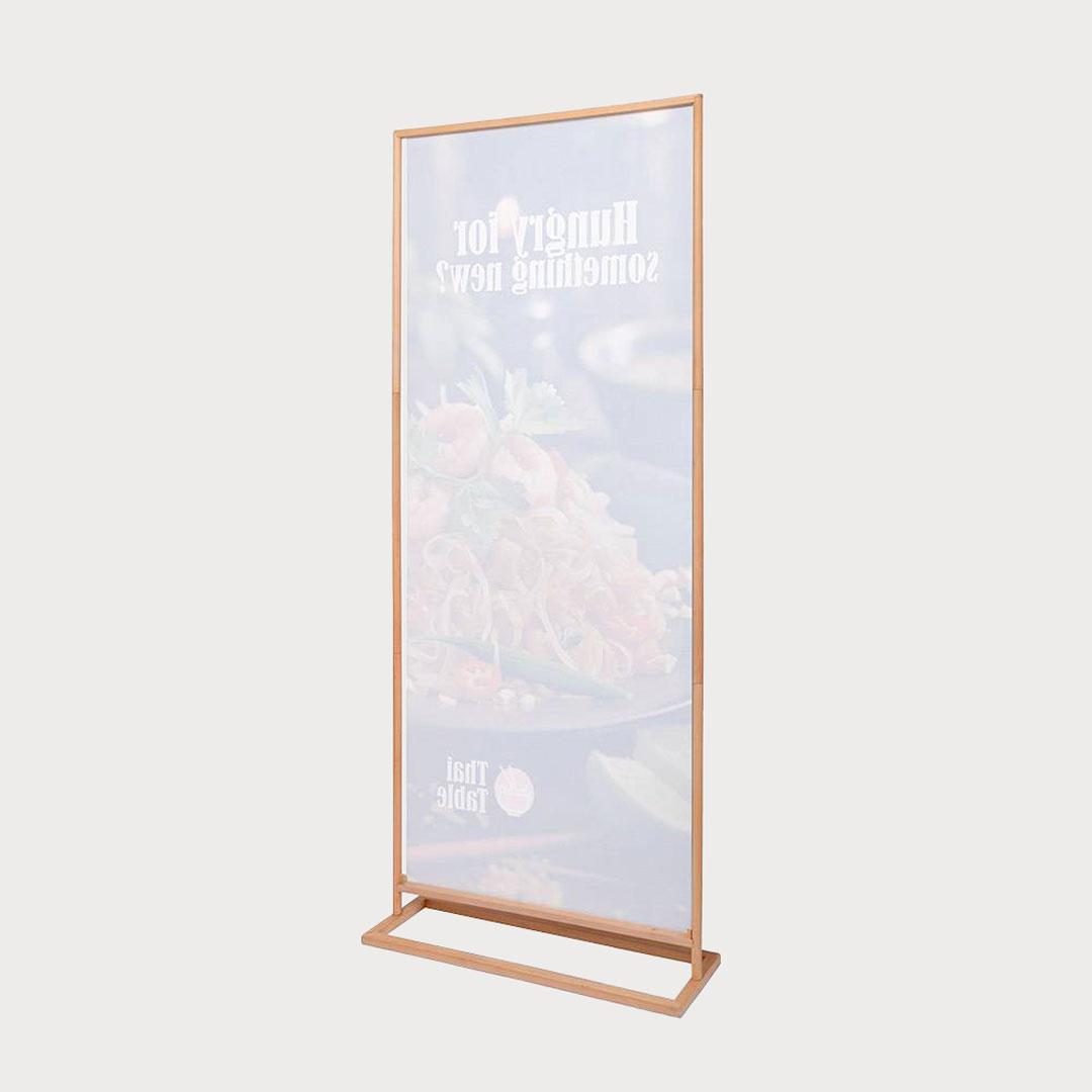 Ein Bannerdisplay mit Holzrahmen, das von hinten zu sehen ist.
